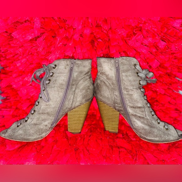 Suede lace up peep toe booties with side zipper. Size 8! - Picture 1 of 3